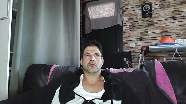 Snapshot of XxBigboybandxX chatting on November 18, 12:20 pm XxBigboybandxX online show from November 18, 12:20 pm