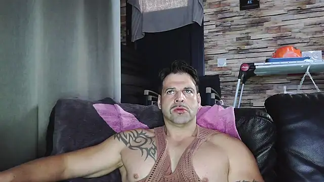 Snapshot of XxBigboybandxX chatting on November 20, 8:14 am XxBigboybandxX online show from November 20, 8:14 am