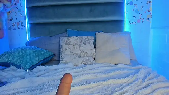 Snapshot of MelodiLovee_ chatting on December 24, 3:47 pm MelodiLovee online show from December 24, 3:47 pm