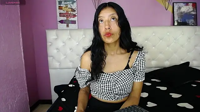 karolinee 66  online show from December 7, 5:04 am