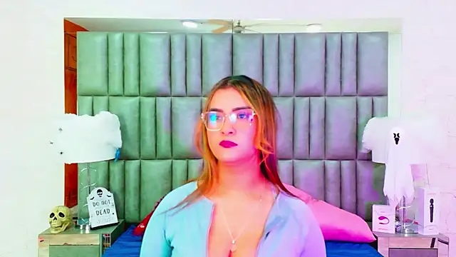 Snapshot of ZoehRoux chatting on October 24, 4:09 am ZoehRoux online show from October 24, 4:09 am