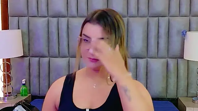 Snapshot of ZoehRoux chatting on November 30, 4:05 am ZoehRoux online show from November 30, 4:05 am