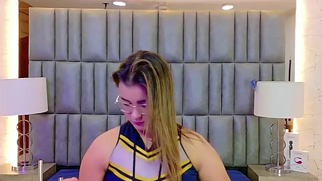 Snapshot of ZoehRoux chatting on December 1, 4:17 am ZoehRoux online show from December 1, 4:17 am