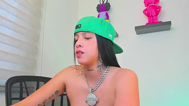 Gangster Girl online show from December 18, 10:35 pm