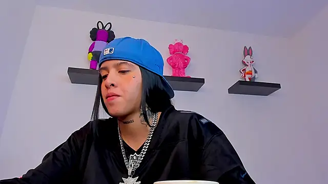 Gangster Girl online show from February 9, 1:11 am