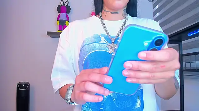 Gangster Girl online show from October 19, 10:10 pm