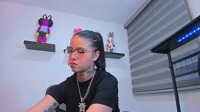 Gangster Girl online show from November 28, 3:42 am