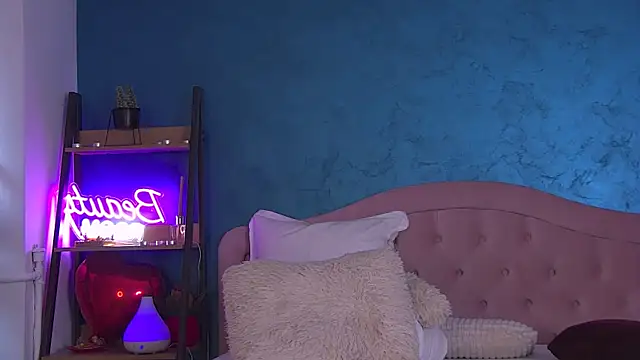 Snapshot of RaisaVawn chatting on February 8, 11:01 am RaisaVawn online show from February 8, 11:01 am