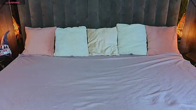 Daisy Delight online show from December 14, 9:30 pm