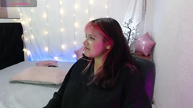 mixie cute online show from December 18, 12:32 am