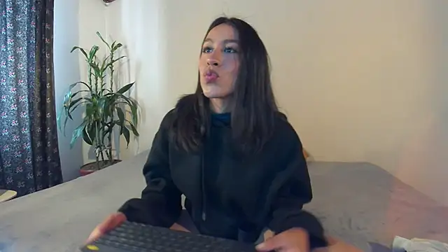 EmiGomez  online show from February 11, 7:16 pm