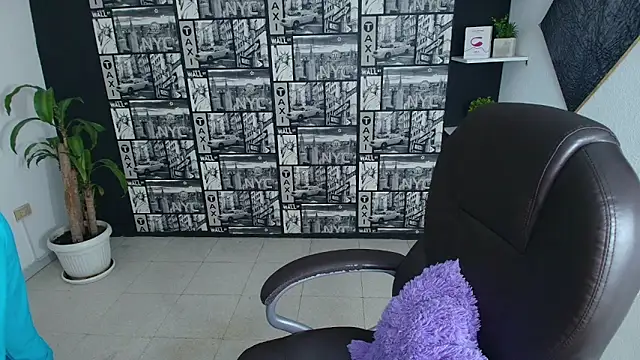 EmiGomez  online show from September 18, 1:35 pm