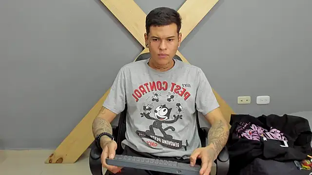 Snapshot of jamesinked_ chatting on December 16, 6:16 pm jamesinked  online show from December 16, 6:16 pm