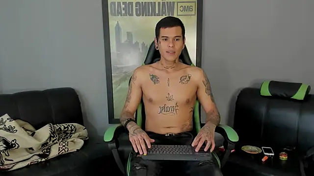 Snapshot of jamesinked_ chatting on February 17, 7:10 pm jamesinked  online show from February 17, 7:10 pm