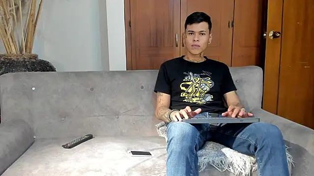 Snapshot of jamesinked_ chatting on November 8, 3:18 am jamesinked online show from November 8, 3:18 am