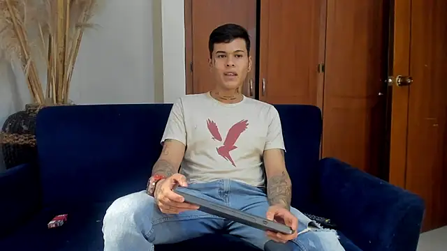 Snapshot of jamesinked_ chatting on November 23, 12:21 am jamesinked online show from November 23, 12:21 am