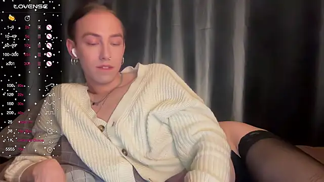 Snapshot of Avril_Pearly_ chatting on December 6, 10:19 pm Avril Pearly online show from December 6, 10:19 pm