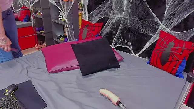 Snapshot of _Alison__ chatting on October 28, 1:42 am Alison online show from October 28, 1:42 am