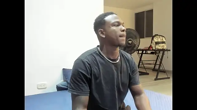 Snapshot of Troykhalil chatting on January 18, 1:20 am Troykhalil online show from January 18, 1:20 am