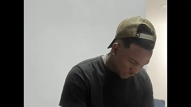 Snapshot of Troykhalil chatting on January 31, 9:35 pm Troykhalil online show from January 31, 9:35 pm