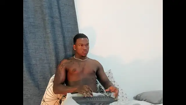 Snapshot of Troykhalil chatting on February 12, 7:58 am Troykhalil online show from February 12, 7:58 am