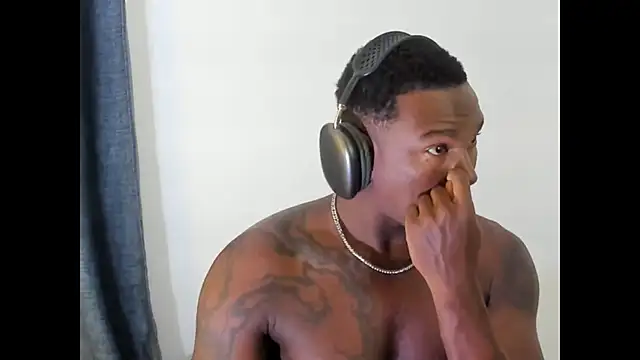 Snapshot of Troykhalil chatting on February 20, 9:15 pm Troykhalil online show from February 20, 9:15 pm