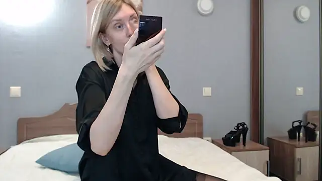 Snapshot of AvelinaLeoni chatting on January 24, 8:44 am AvelinaLeoni online show from January 24, 8:44 am