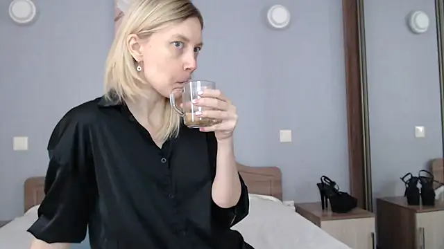 Snapshot of AvelinaLeoni chatting on February 13, 7:13 am AvelinaLeoni online show from February 13, 7:13 am