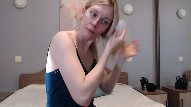 Snapshot of AvelinaLeoni chatting on February 26, 6:37 am AvelinaLeoni online show from February 26, 6:37 am