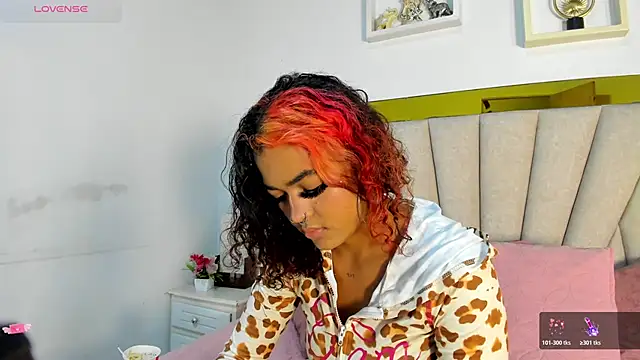 Snapshot of vahiolet_fuentes chatting on December 2, 3:01 am vahiolet fuentes online show from December 2, 3:01 am