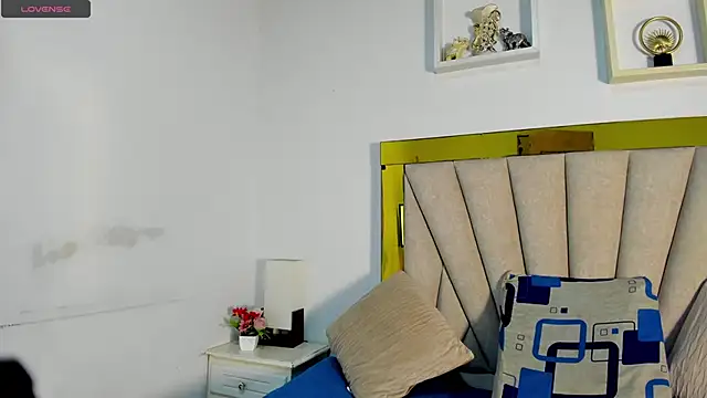 Snapshot of vahiolet_fuentes chatting on December 3, 3:03 am vahiolet fuentes online show from December 3, 3:03 am