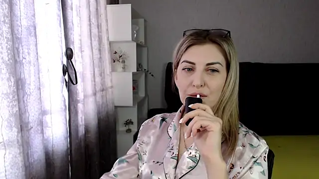 Snapshot of Amelia_Harper chatting on February 18, 5:09 am Amelia Harper online show from February 18, 5:09 am