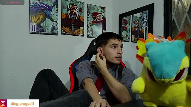 Snapshot of DiegoRogue_ chatting on March 17, 11:21 pm DiegoRogue online show from March 17, 11:21 pm