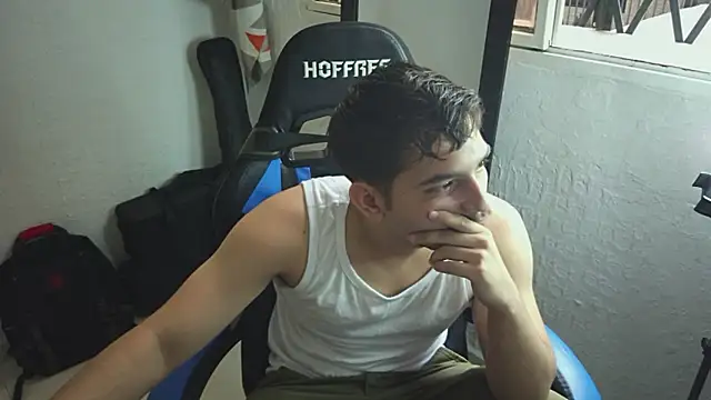 Snapshot of DiegoRogue_ chatting on November 14, 10:18 pm DiegoRogue online show from November 14, 10:18 pm