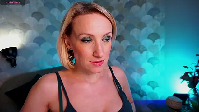 Snapshot of UmaTruewoman chatting on December 11, 9:19 am UmaTruewoman online show from December 11, 9:19 am