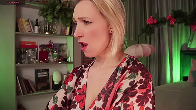 Snapshot of UmaTruewoman chatting on January 3, 5:39 am UmaTruewoman online show from January 3, 5:39 am