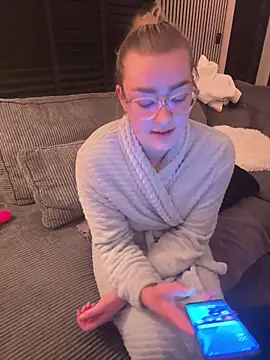 Snapshot of xX_HotCouple_Xx chatting on December 15, 9:41 pm xX HotCouple Xx online show from December 15, 9:41 pm