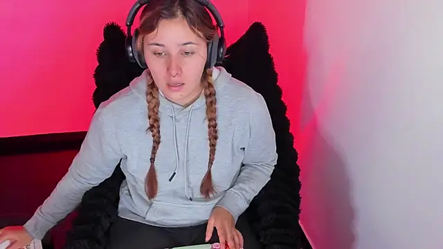 bonnie moon  online show from January 31, 8:07 pm