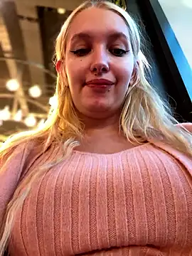 Snapshot of Milkyy_wway chatting on December 4, 10:46 am Milkyy wway online show from December 4, 10:46 am