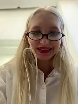 Snapshot of Milkyy_wway chatting on December 29, 11:18 am Milkyy wway online show from December 29, 11:18 am