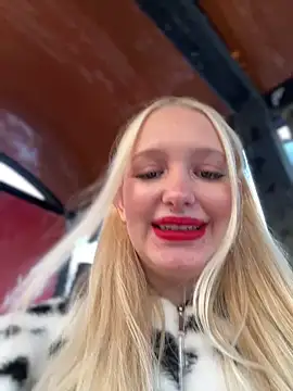 Snapshot of Milkyy_wway chatting on February 7, 7:40 am Milkyy wway online show from February 7, 7:40 am