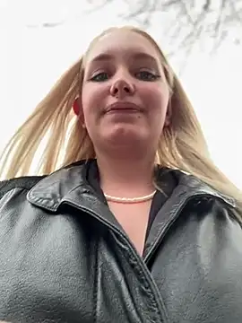 Snapshot of Milkyy_wway chatting on March 20, 2:32 pm Milkyy wway online show from March 20, 2:32 pm