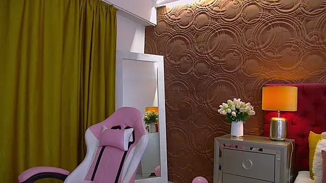 Snapshot of IrisMonn chatting on February 13, 5:37 am IrisMonn online show from February 13, 5:37 am