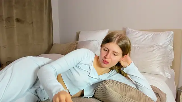 Snapshot of kirraa_ chatting on November 21, 7:34 pm kirraa online show from November 21, 7:34 pm