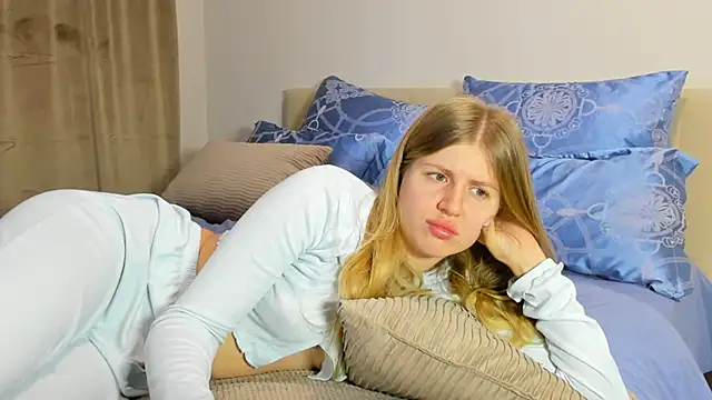 Snapshot of kirraa_ chatting on December 4, 7:44 pm kirraa online show from December 4, 7:44 pm