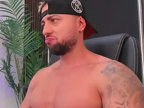 OwenMaximus814 online show from April 12, 6:57 pm