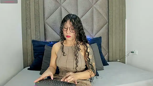 Snapshot of BriaConner_ chatting on February 13, 4:00 am BriaConner online show from February 13, 4:00 am