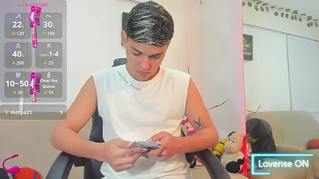 Snapshot of ryan_carter08 chatting on November 21, 3:27 am ryan carter08 online show from November 21, 3:27 am