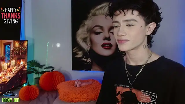 Snapshot of maxiy_001 chatting on November 27, 8:55 pm maxiy 001 online show from November 27, 8:55 pm