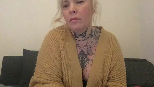 Snapshot of blondy40 chatting on February 22, 2:30 pm blondy40 online show from February 22, 2:30 pm